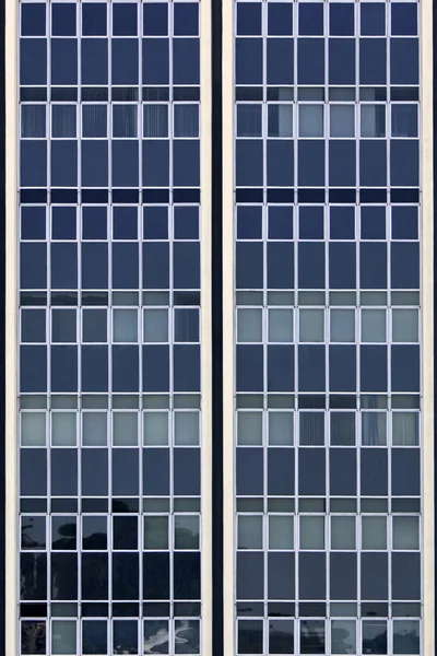 Finestre di edifici per uffici — Foto Stock