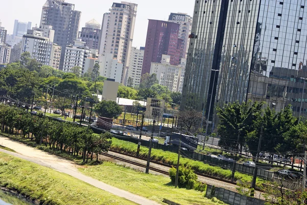 城市和河-圣保罗，巴西 — 图库照片