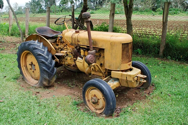 Trator de fazenda amarelo — Fotografia de Stock