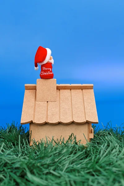 Papai Noel sentado em uma chaminé olhando para o céu — Fotografia de Stock