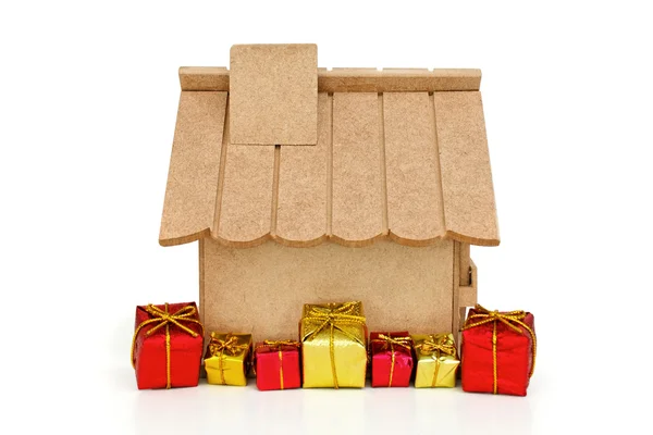 Houten huis en geschenken — Stockfoto