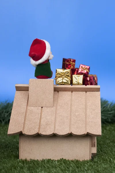 Санта Клаус смотрит на небо — стоковое фото