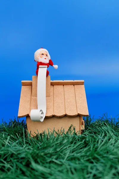 Santa op dak met een lijst van de wens — Stockfoto