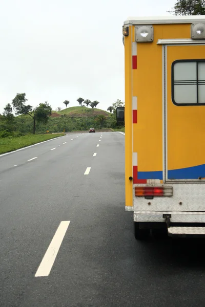 Redding auto op de snelweg — Stockfoto