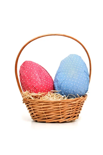 Velikonoční vajíčka a proutěný koš — Stock fotografie