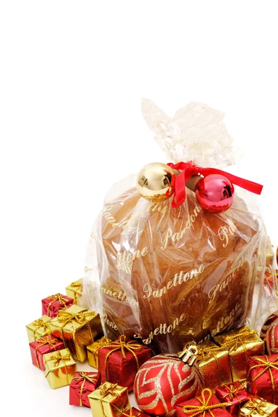 Na białym tle panettone i ozdoby — Zdjęcie stockowe