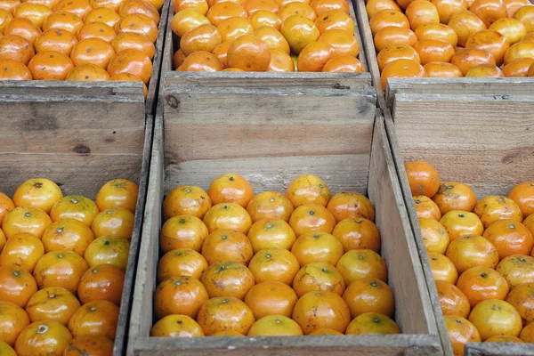 Апельсины и ящики — стоковое фото