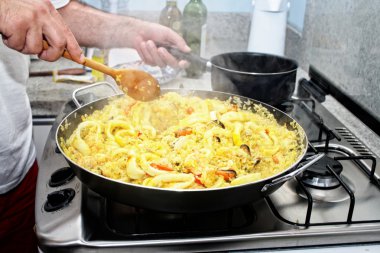 paella - İspanyol yemekleri hazırlama