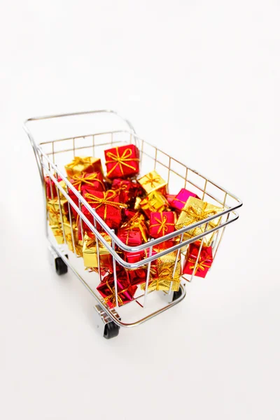 Bando de presentes em um carrinho de compras — Fotografia de Stock