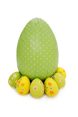 çikolata Paskalya yumurtaları ve küçük olanlar yeşil sarılı