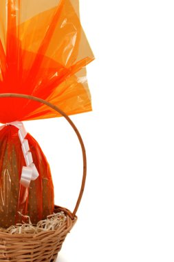 Soldan bir sepet içine çikolata Paskalya yumurtaları