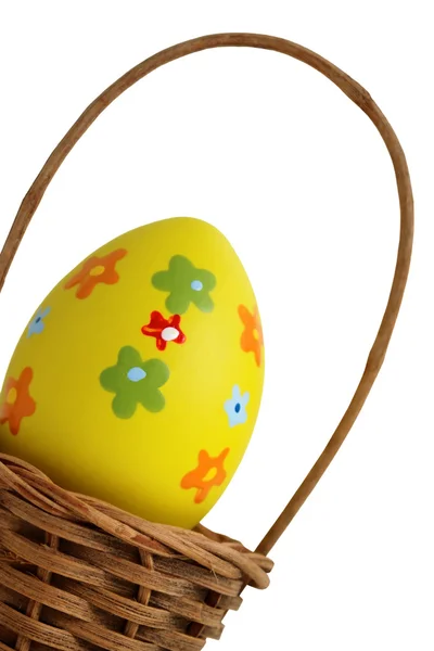 Žlutá velikonoční vajíčko do koše — Stock fotografie