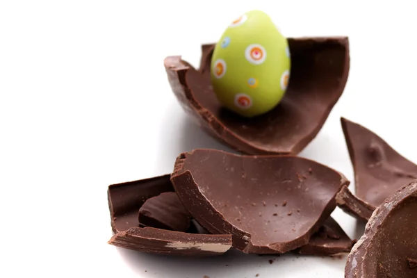 Broken Easter egg in pieces — Stock Photo, Image
