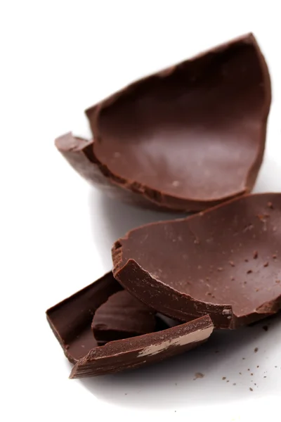 壊れたチョコレートのイースターエッグ — ストック写真