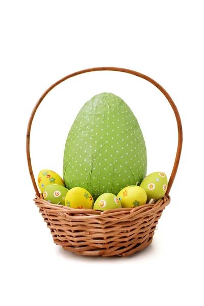 Huevos de Pascua en una cesta —  Fotos de Stock
