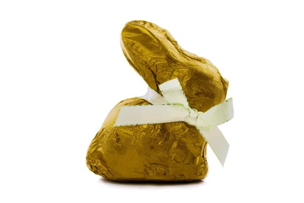 Lapin en chocolat doré enveloppé — Photo