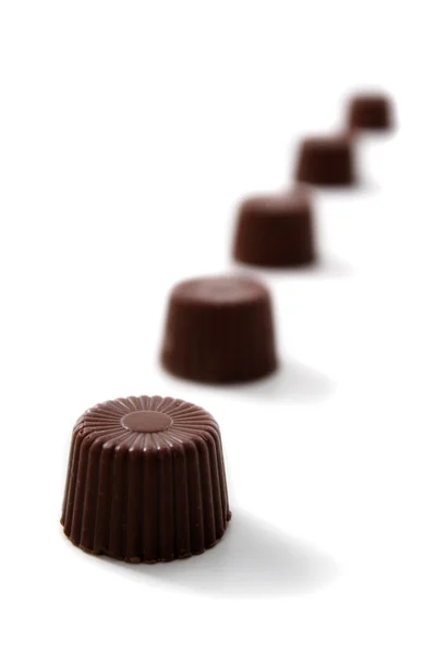 一直線に並べられた丸いチョコレート — ストック写真