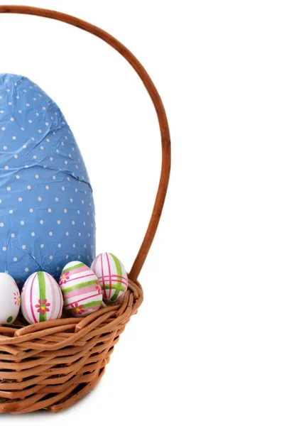 Uova di Pasqua in un cesto da angolo — Foto Stock