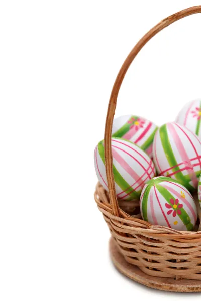 Uova di Pasqua in un cesto da angolo — Foto Stock