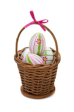 Paskalya yumurtaları bir sepet içine