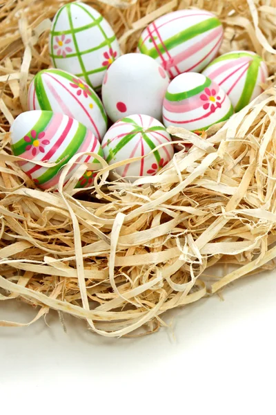 Ovos de Páscoa coloridos em um ninho — Fotografia de Stock