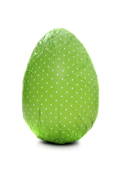 Зеленое завернутое пасхальное яйцо — стоковое фото