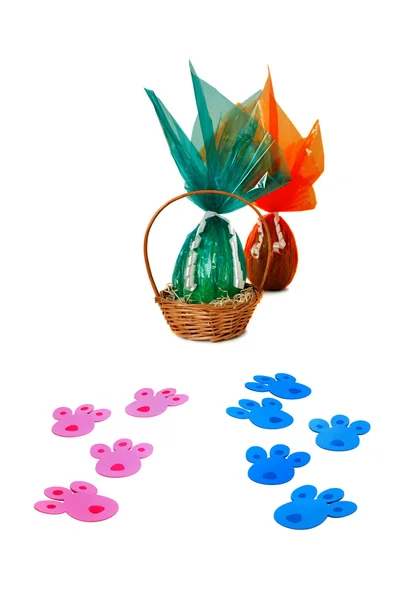 Roze en blauwe tracks en easter basket — Stockfoto