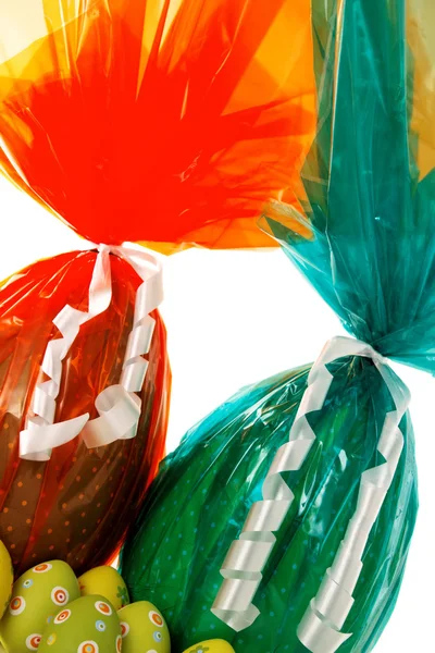 Dettaglio di uova di Pasqua al cioccolato avvolte — Foto Stock