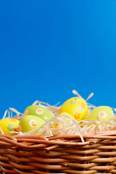 Ovos de Páscoa caçar cena — Fotografia de Stock