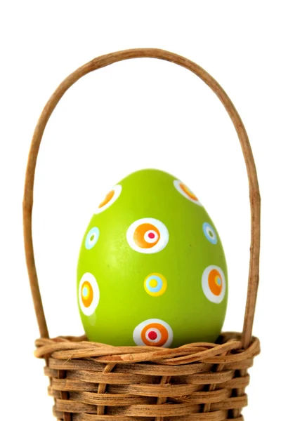Único ovo de Páscoa em uma cesta — Fotografia de Stock