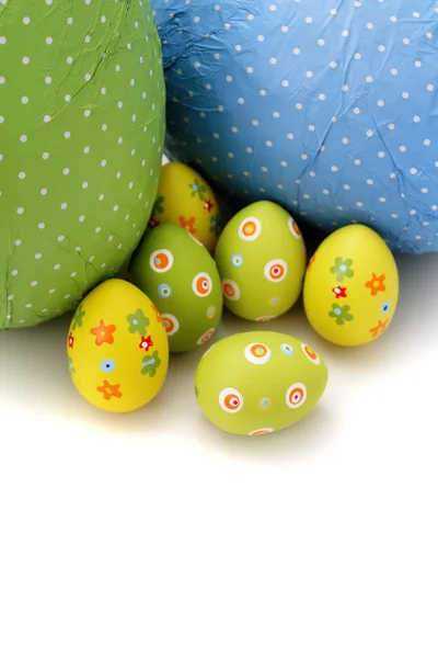 Huevos de Pascua de chocolate envueltos de colores desde arriba — Foto de Stock