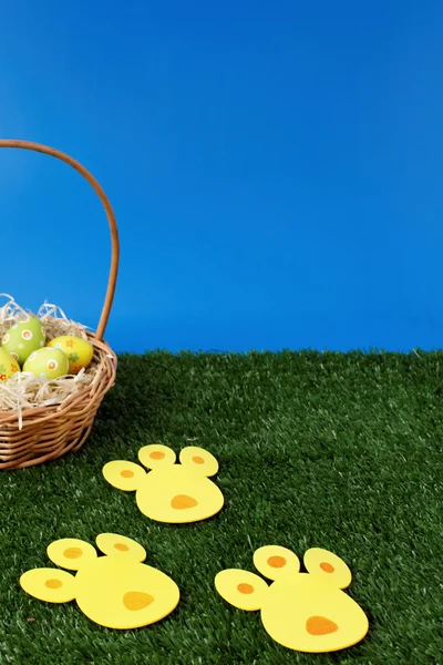 Huevos de Pascua caza con pistas de conejo —  Fotos de Stock