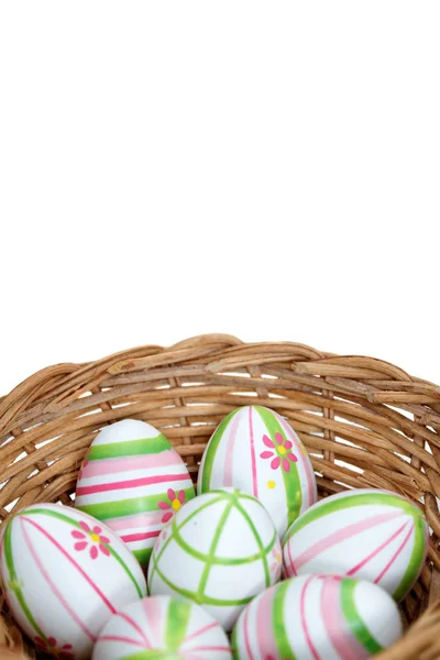 Pasen eieren in een mand van beneden — Stockfoto
