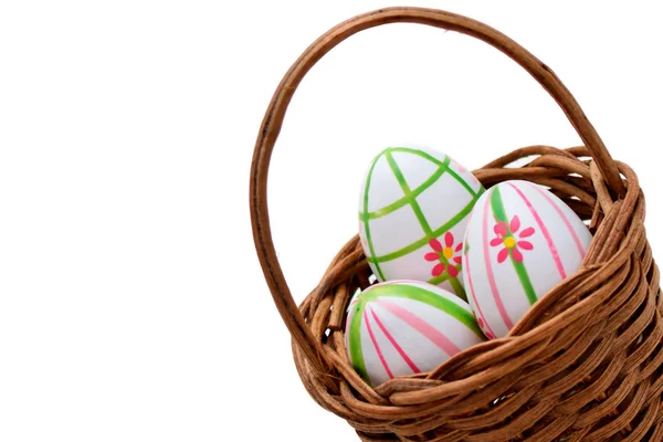 Tři velikonoční vajíčka v košíku z rohu — Stock fotografie