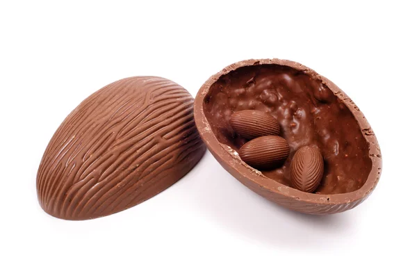 Открытое шоколадное пасхальное яйцо — стоковое фото