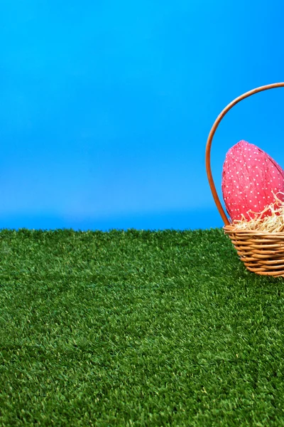 Easter eggs hunt from side — Stock Photo, Image