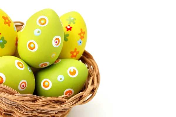 Uova di Pasqua in un cesto da angolo basso — Foto Stock