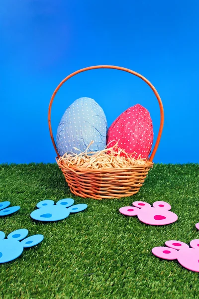 Huevos de Pascua caza con pistas de conejo — Foto de Stock
