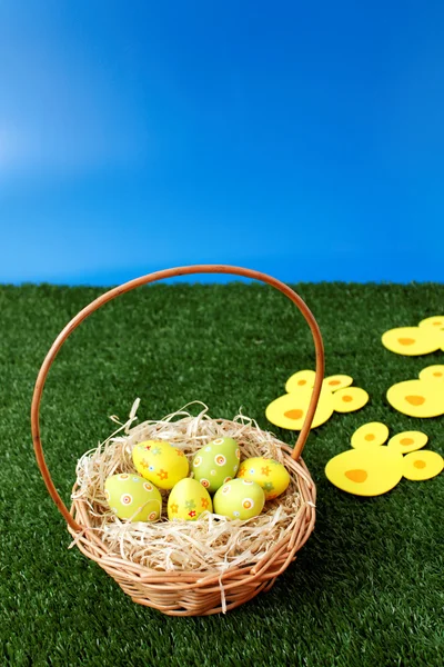 Ovos de Páscoa caçam com faixas de coelho — Fotografia de Stock