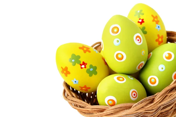 Paskalya yumurtaları alt köşesinden bir sepet içinde — Stok fotoğraf