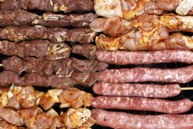 Izgarada barbekü şişleri.