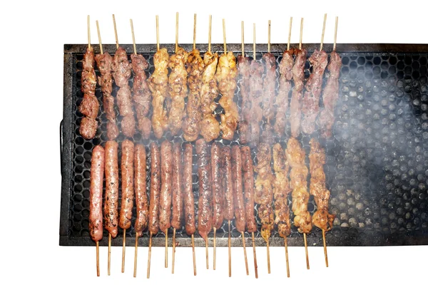 Spiedini per barbecue sulla griglia vista dall'alto — Foto Stock