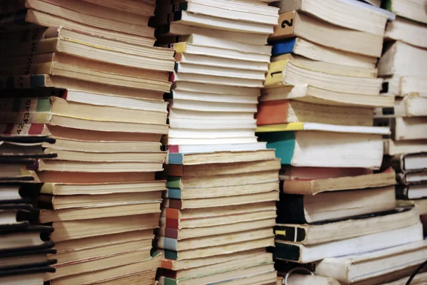 Bücher gestapelt — Stockfoto