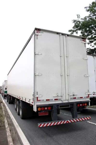 Hinter dem LKW — Stockfoto