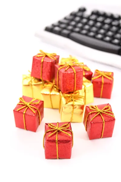 Geschenke und Tastatur. — Stockfoto