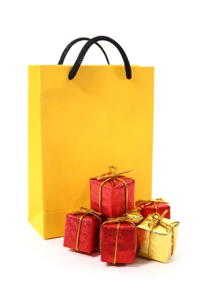 Желтая сумка и подарки — стоковое фото
