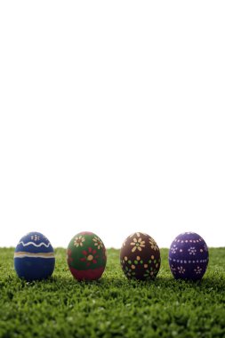 Paskalya yumurtaları ve çim