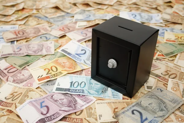 Brasilianisches Geld und ein schwarzer Safe — Stockfoto