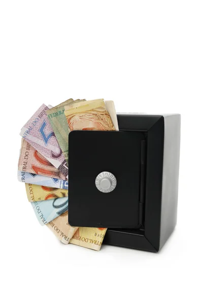 Dinero brasileño y una caja fuerte negra — Foto de Stock