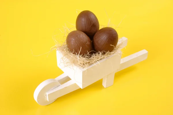 復活祭の卵の白の手押し車 — ストック写真